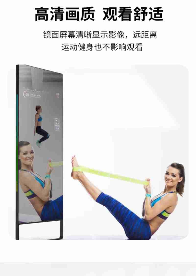 谭新萍(左)与村民一同直播销售当地农特产品。人民网 孔文进摄